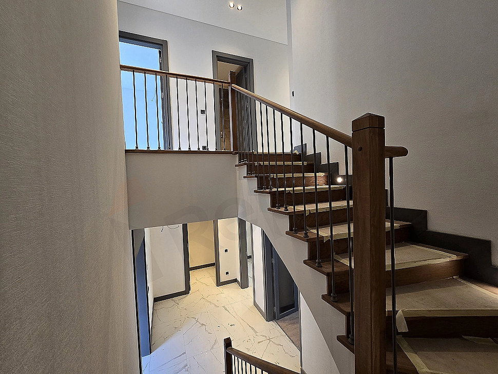 Başakşehir'de satılık villa koridor iç görünümü.
