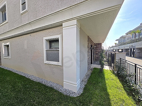 Geniş bahçeli villa fotoğrafı.