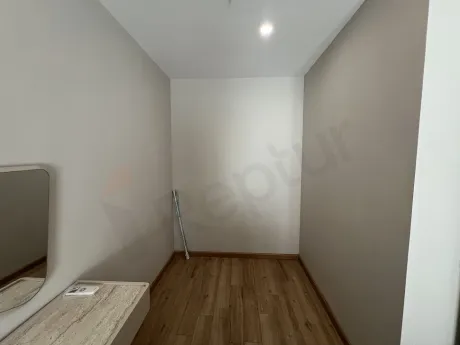 Modern ve aydınlık bir dairenin çalışma odası iç görünümü