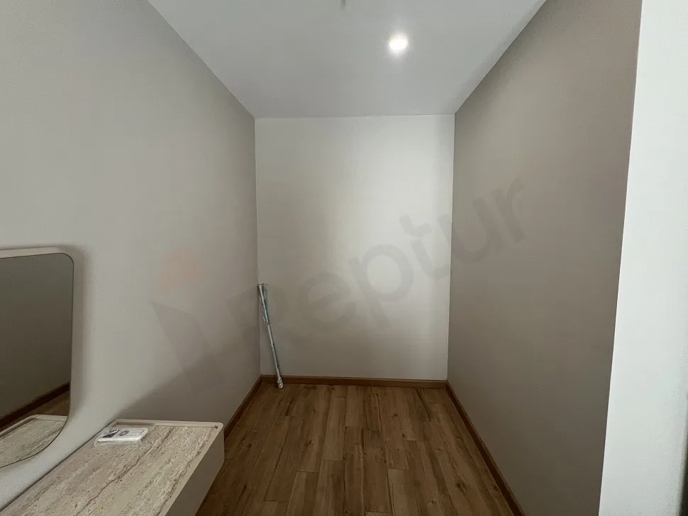 Modern ve aydınlık bir dairenin çalışma odası iç görünümü
