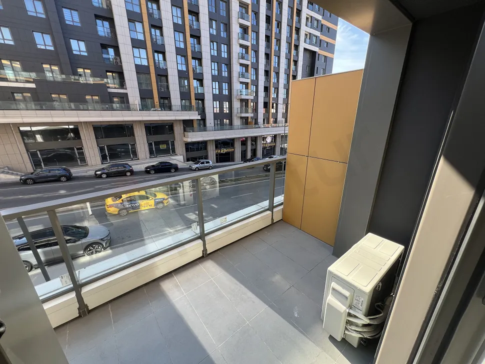 Kartal'da modern bir apartman dairesinin balkon alanı.