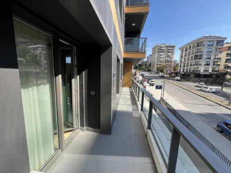 Kartal'da modern bir binanın geniş ve ferah balkon alanı.