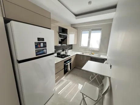 Modern ve geniş bir mimariye sahip aydınlık yemek odası alanı.