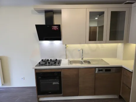 Modern ve ferah tasarıma sahip bir daire içindeki açık mutfak alanı.