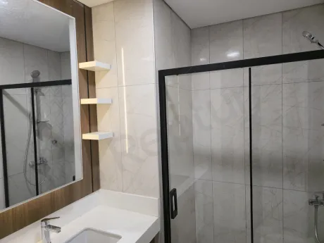 Modern ve şık tasarıma sahip, temiz görünümlü banyo alanı.