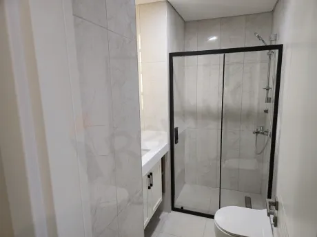 Modern tasarımlı banyo iç mekanı ve kaliteli sıhhi tesisat detayları.