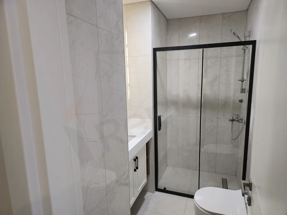 Modern tasarımlı banyo iç mekanı ve kaliteli sıhhi tesisat detayları.