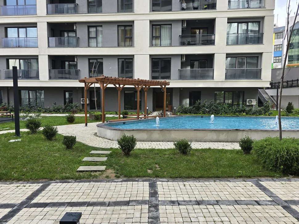 Esenyurt'ta modern bir konut projesinin peyzajlı ve geniş bahçe alanı.