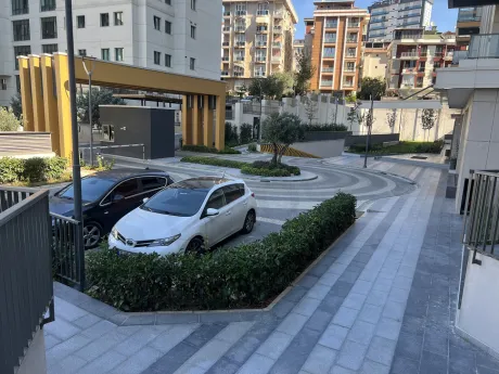 Modern bir konut projesinin geniş ve aydınlık kapalı otopark alanı.
