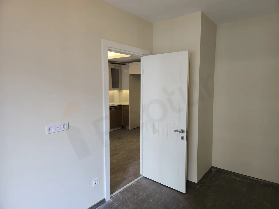 İstanbul Esenyurt'ta satılık dairenin geniş ve modern yatak odası alanı.