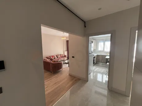 Modern bir binanın içindeki sade ve aydınlık daire koridoru.