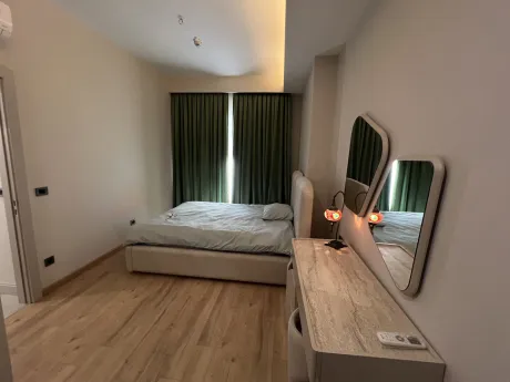 Kartal'da satılık dairenin geniş ve aydınlık modern yatak odası alanı.