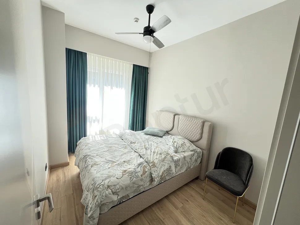 Kartal'da satılık dairenin geniş ve modern tasarımlı yatak odası alanı.