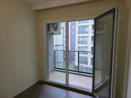 Geniş ve modern bir dairenin balkon görüntüsü.