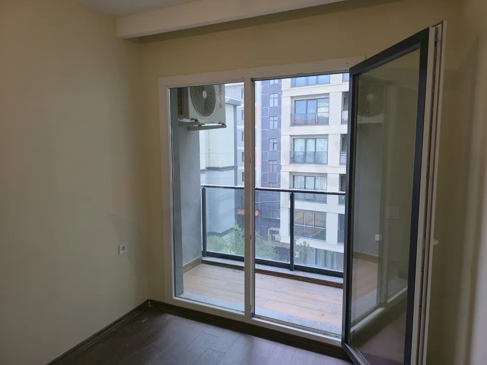 Geniş ve modern bir dairenin balkon görüntüsü.