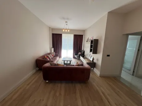 Modern bir dairenin geniş ve aydınlık oturma odası alanı.