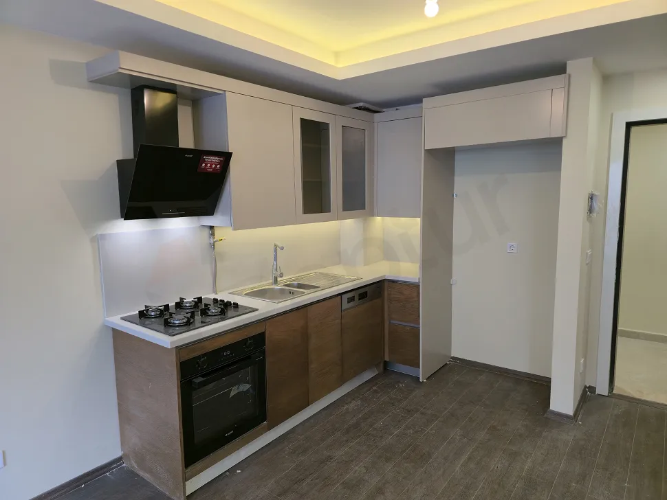 Modern bir dairenin ferah ve fonksiyonel açık mutfak alanı.