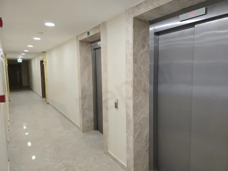 Modern tasarımlı asansör kabini ve metalik kapıları