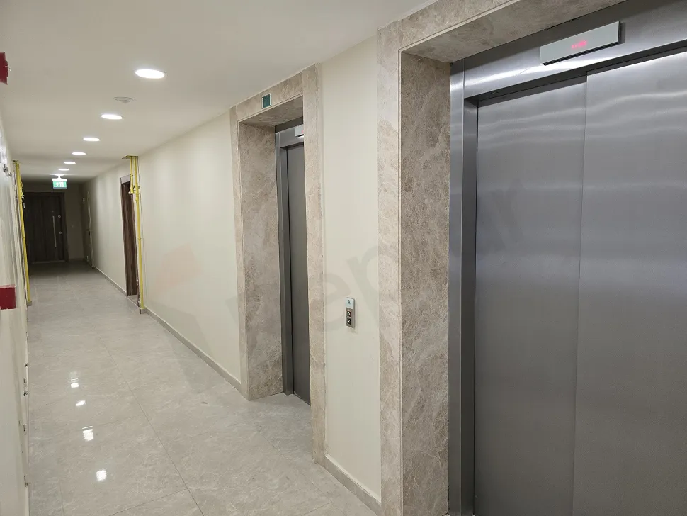 Modern tasarımlı asansör kabini ve metalik kapıları