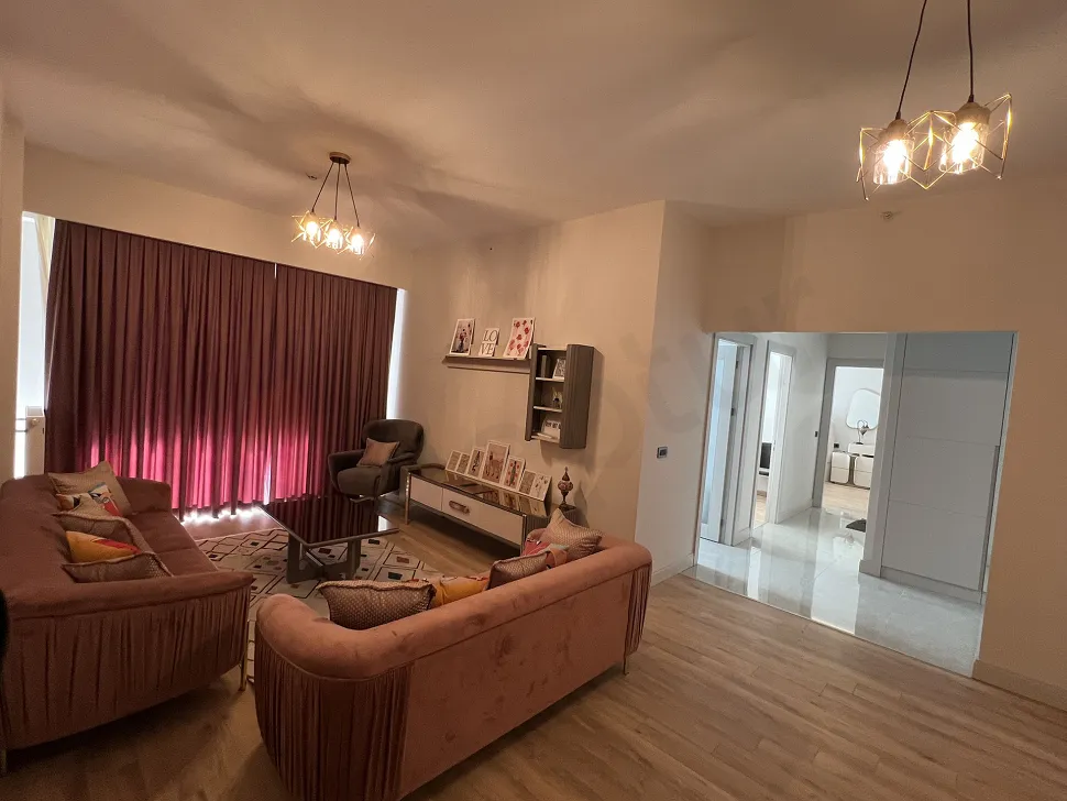 İstanbul Kartal'daki modern bir dairenin geniş ve aydınlık oturma odası alanı.