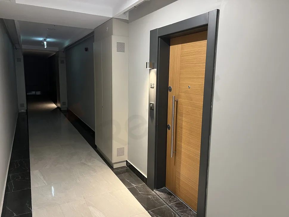 Modern bir binada yer alan dairenin iç koridor ve hol görünümü.