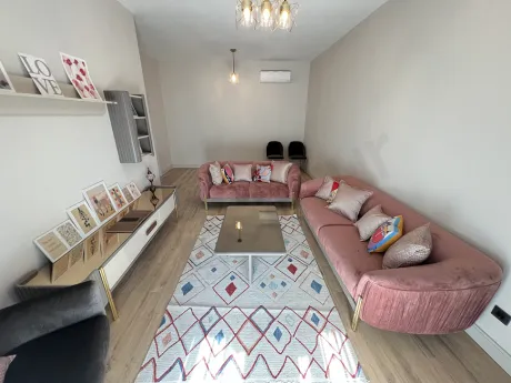 Kartal'da satılık 2+1 dairenin modern ve ferah oturma odası alanı.