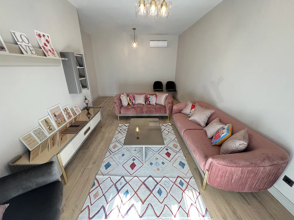 Kartal'da satılık 2+1 dairenin modern ve ferah oturma odası alanı.