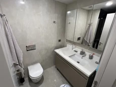 Modern ve şık bir banyo iç mekan tasarımı.