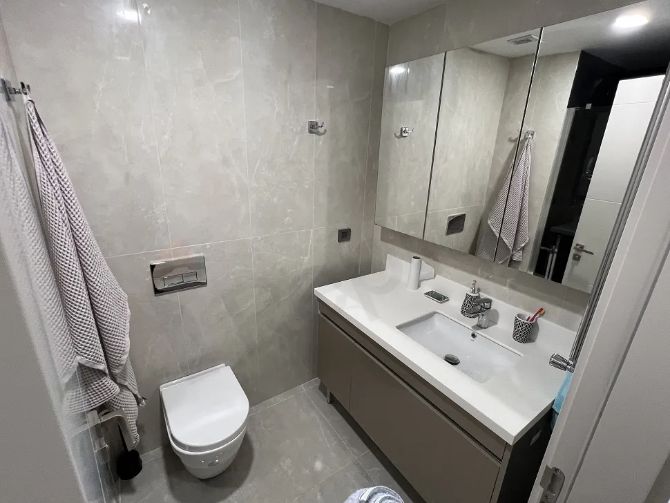 Modern ve şık bir banyo iç mekan tasarımı.