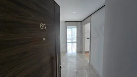 Modern bir dairenin giriş kapısı ve antre bölümü.