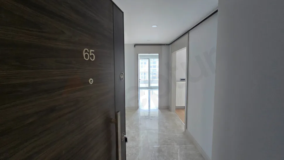 Modern bir dairenin giriş kapısı ve antre bölümü.