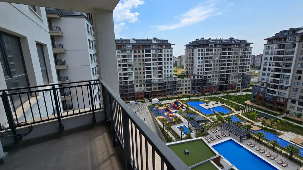 İstanbul Beylikdüzü'nde lüks bir konut projesinden geniş açılı panoramik şehir ve çevresel manzara.