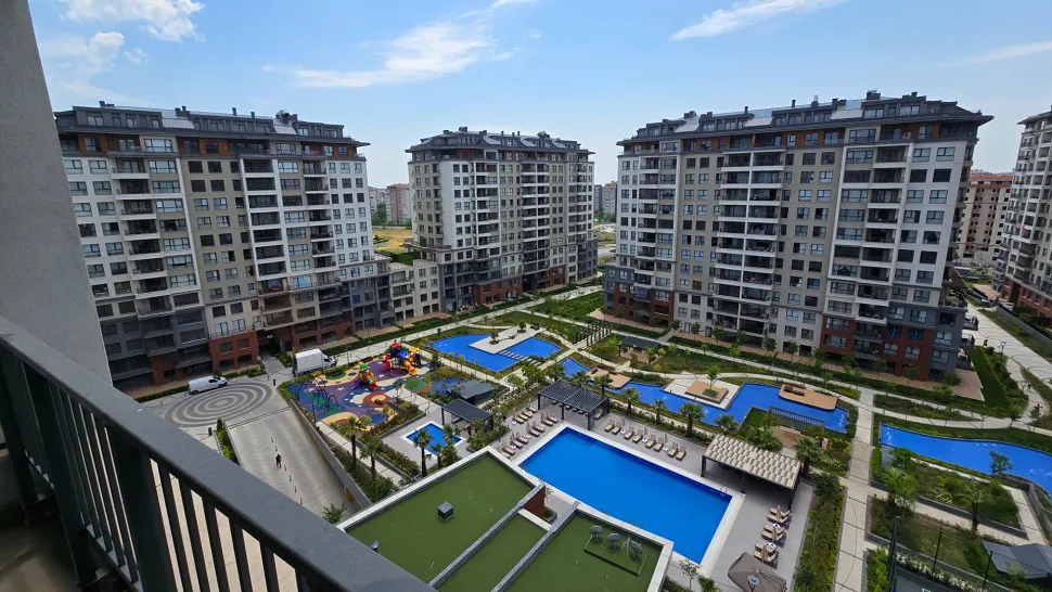 Beylikdüzü'nde lüks bir konut projesinden görünen geniş panoramik şehir ve peyzaj manzarası.