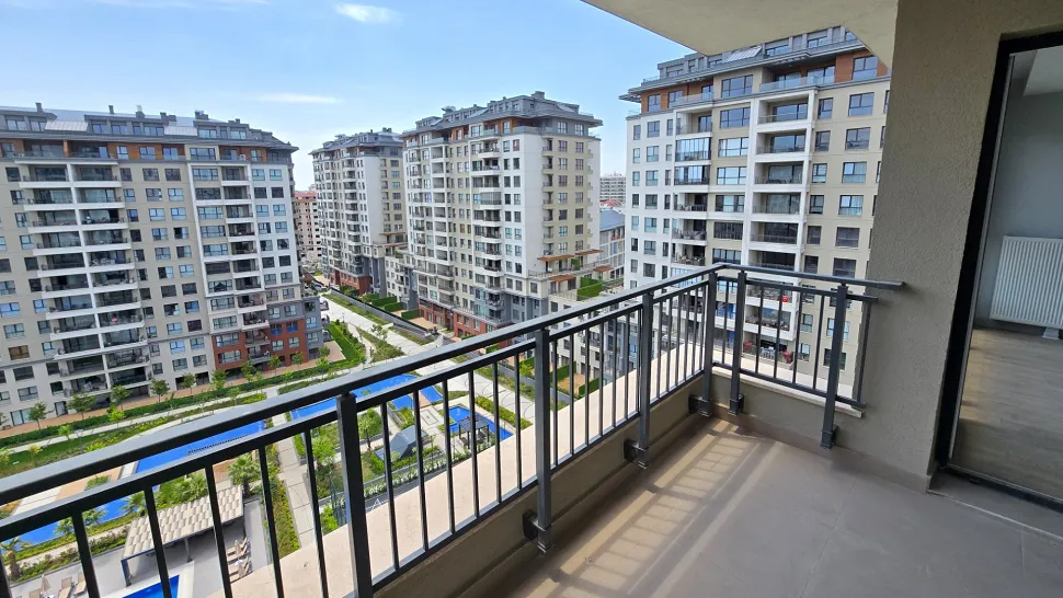 Modern ve geniş bir binanın dışarıya açılan balkon alanı görünümü
