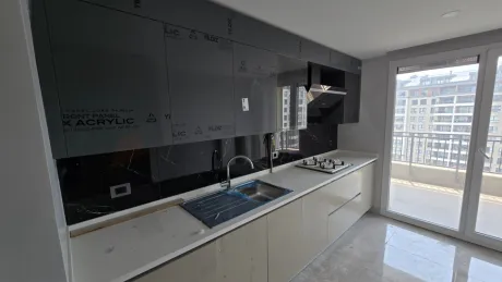 Modern tasarımlı geniş mutfak alanı, mutfak dolapları ve tezgah detayları.