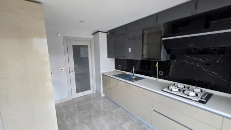Modern tasarımlı, geniş ve kullanışlı bir mutfak görünümü.