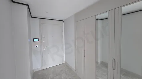 Modern ve geniş bir dairenin giriş holü ve antre alanı.