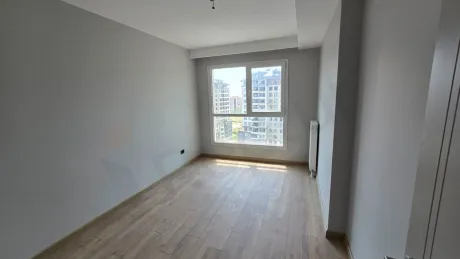 Modern mimariye sahip geniş ve aydınlık yatak odası alanı.