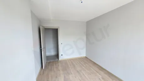 Modern ve geniş tasarımlı bir yatak odası iç mekan görünümü.