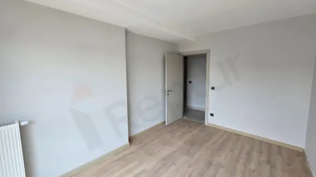 İstanbul Beylikdüzü'nde yer alan bir dairenin modern ve geniş yatak odası alanı.
