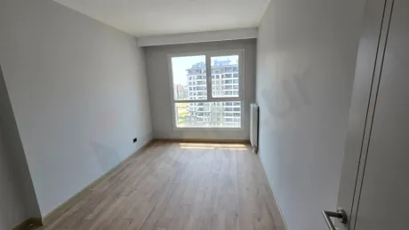 Geniş pencereli, aydınlık ve modern bir yatak odası tasarımı.