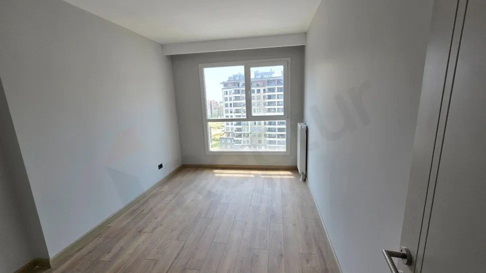 Geniş pencereli, aydınlık ve modern bir yatak odası tasarımı.