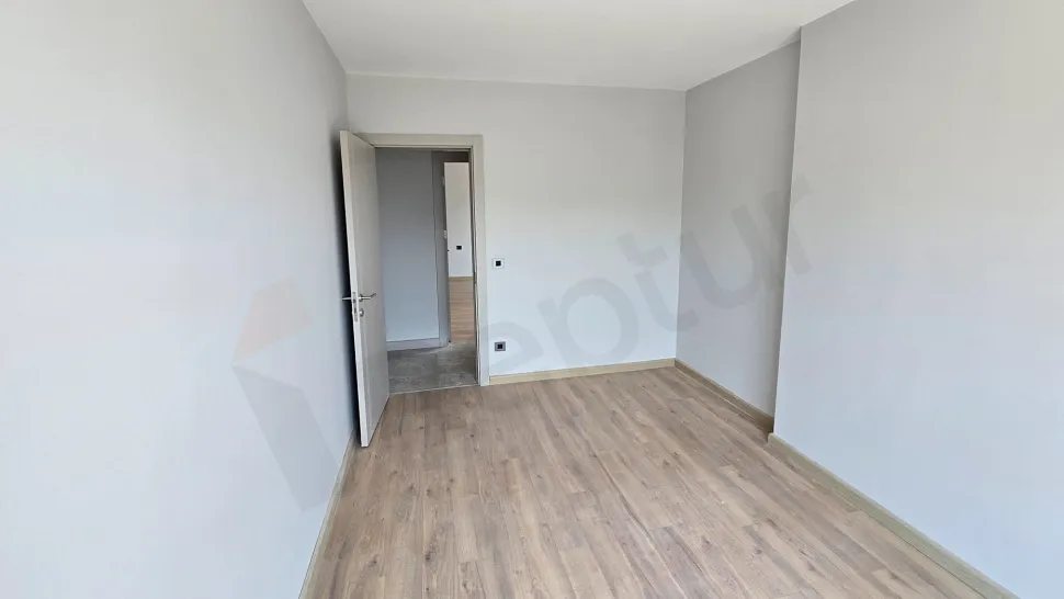 Modern bir konut projesinde yer alan geniş ve aydınlık yatak odası tasarımı.