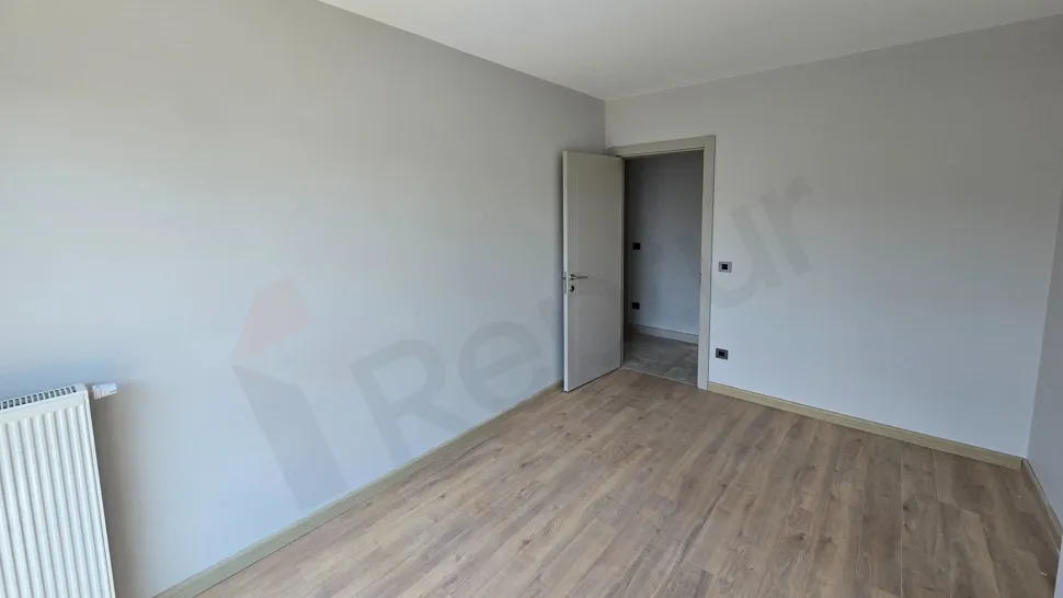 Modern tasarımlı, geniş ve ferah yatak odası görseli.