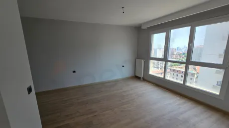Beylikdüzü'nde modern ve geniş bir yatak odasının iç mekan görünümü