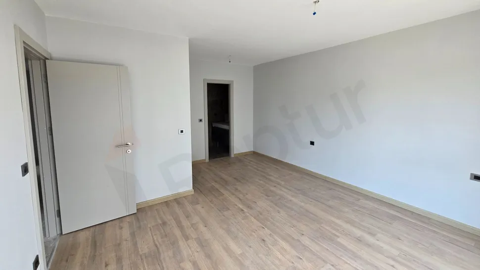 Modern ve geniş bir yatak odası iç mekan tasarımı.