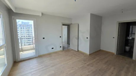 Modern tasarımlı, geniş ve aydınlık yatak odası görseli.