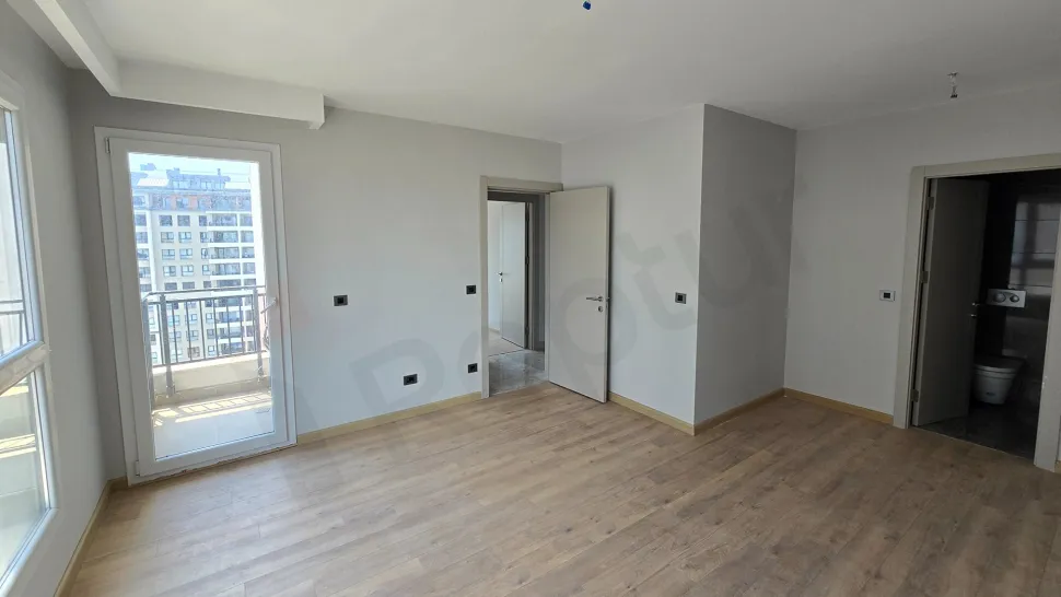 Modern tasarımlı, geniş ve aydınlık yatak odası görseli.