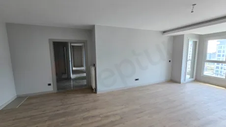 Modern mimariye sahip, geniş pencereli, ferah ve aydınlık oturma odası alanı.