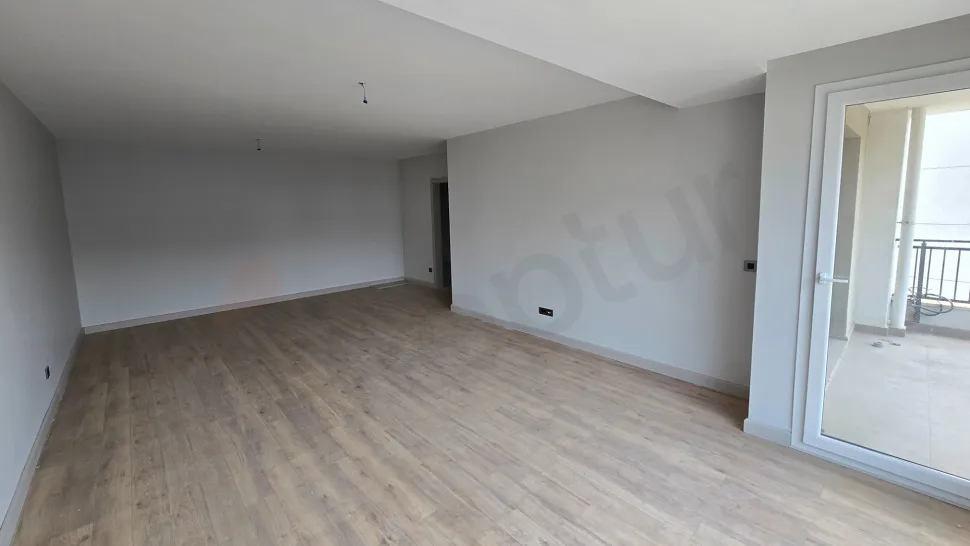 Geniş ve aydınlık modern bir oturma odasının genel görünümü.